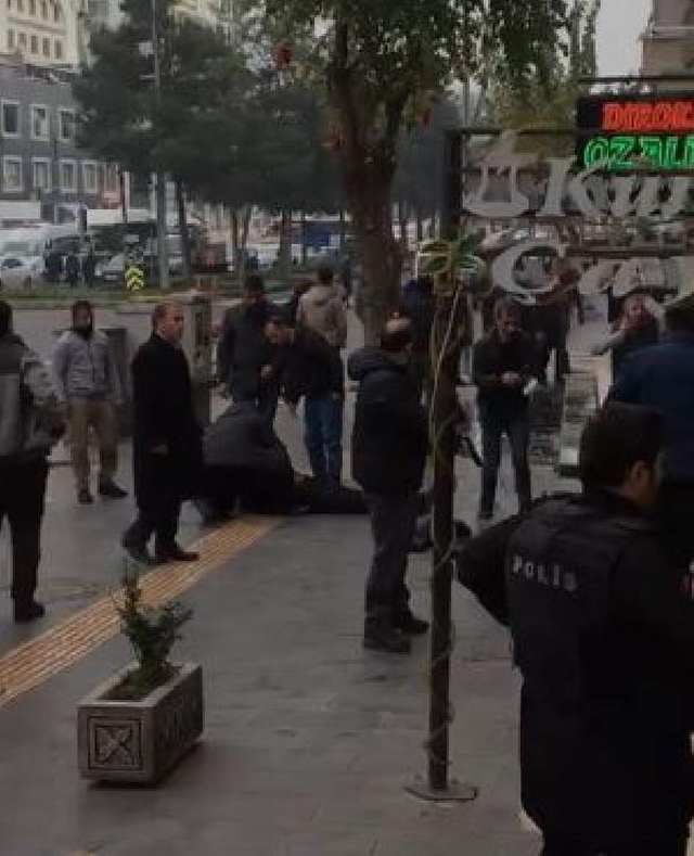 DİYARBAKIR'DA ADLİYE ÇIKIŞI SİLAHLI KAVGA 1 ÖLÜ, 3 YARALI