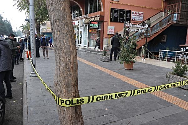 DİYARBAKIR'DA ADLİYE ÇIKIŞI SİLAHLI KAVGA 1 ÖLÜ, 3 YARALI
