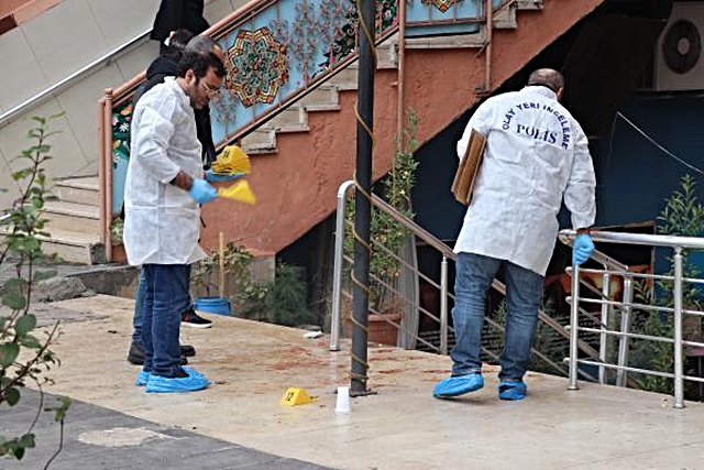 DİYARBAKIR'DA ADLİYE ÇIKIŞI SİLAHLI KAVGA 1 ÖLÜ, 3 YARALI