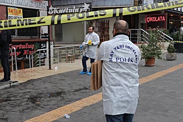 DİYARBAKIR'DA ADLİYE ÇIKIŞI SİLAHLI KAVGA 1 ÖLÜ, 3 YARALI