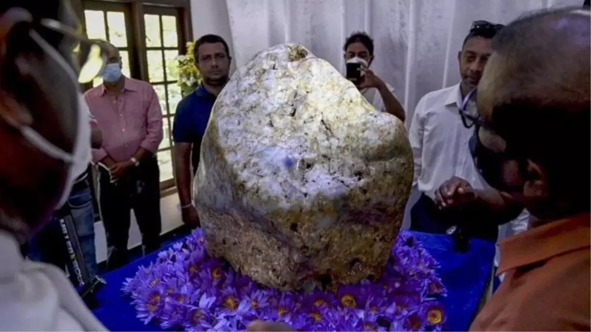 Dünyanın en büyük mavi safiri Sri Lanka'da günyüzüne çıkarıldı! 1,5 milyon karattan fazla