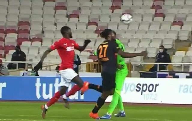 Kötü şekilde sakatlanan Muslera, sahalara ne zaman dönüyor? Galatasaraylılar yıkılacak Kötü şekilde sakatlanan Muslera, sahalara ne zaman dönüyor? Galatasaraylılar yıkılacak