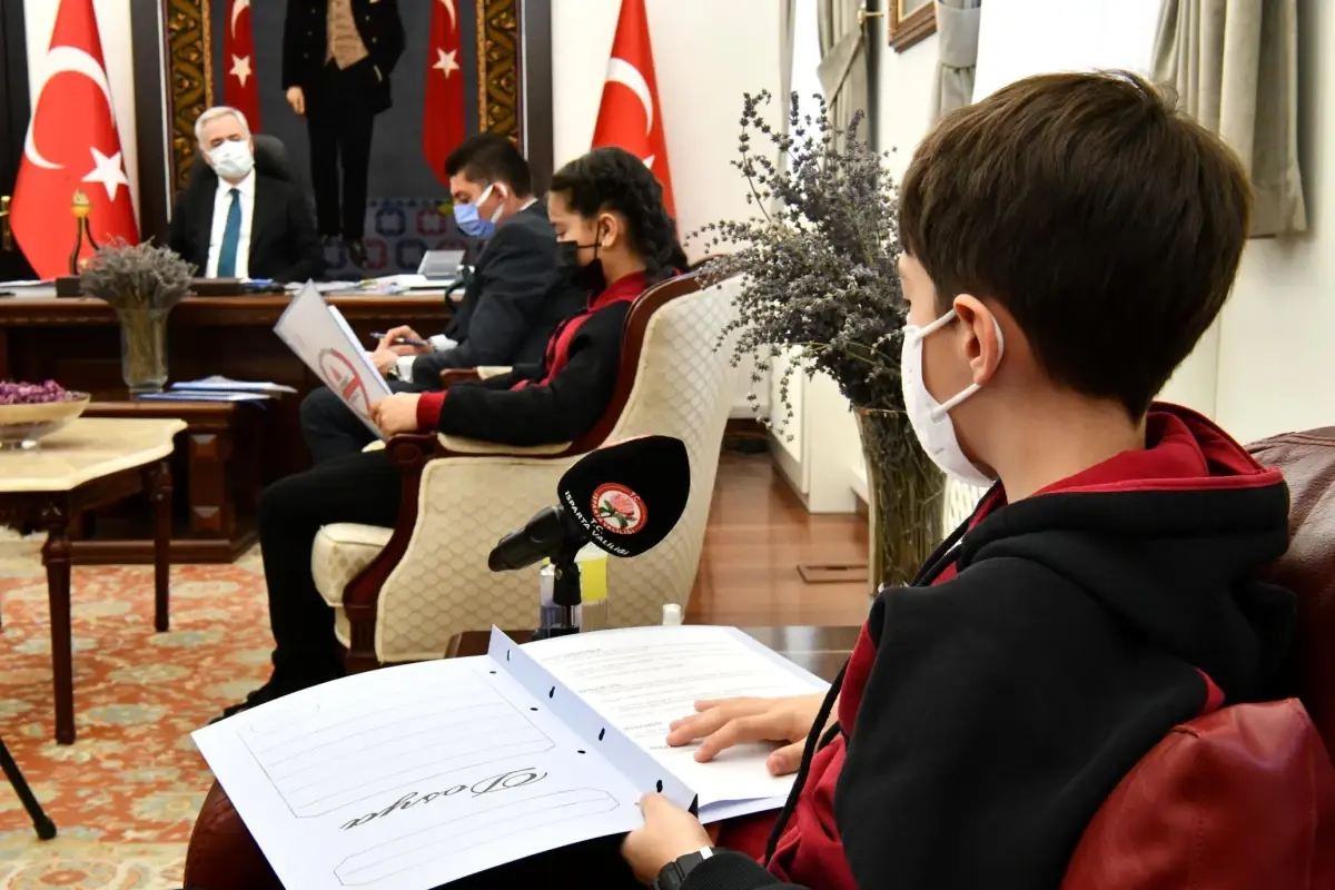Vali Seymenoğlu Hızırbey Ortaokulu Öğrencilerini Kabul Etti