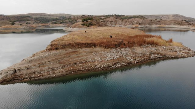 Baraj suları çekilince 4 bin yıllık höyük ortaya çıktı