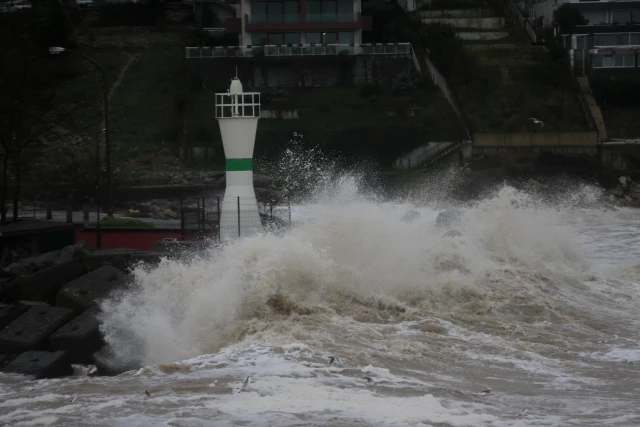 Şiddetli rüzgar 5 metrelik dalgalar oluşturdu