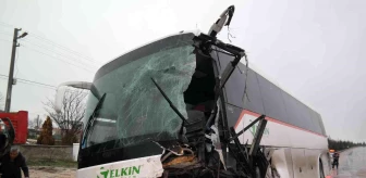 Eskişehir'de traktör ve servis aracı çarpıştı, 1 yaralı