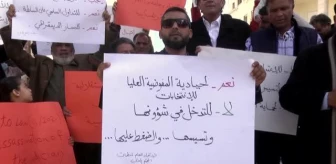 Libyalılar, seçimlerin ertelenmemesi talebiyle gösteri düzenledi