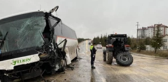 Servis otobüsü, traktör ve kamyonete çarptı