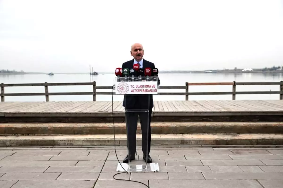 Ulaştırma ve Altyapı Bakanı Karaismailoğlu, Ankara'nın Gölbaşı ilçesindeki Mogan Gölü'nü temizleme çalışmalarını yerinde inceledi