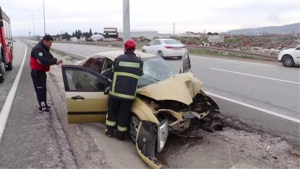Aydınlatma direğine çarpan otomobilin sürücüsü yaralandı