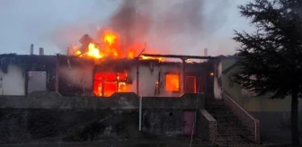 Konya'da alev alev yanan müstakil ev kullanılamaz hale geldi