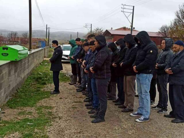 len kardelerinin cenazesini gasilhaneye getiren aile, yzn anca byk ok yaad