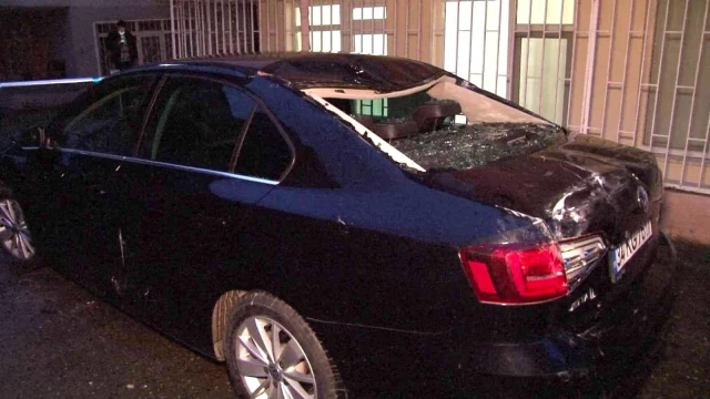 Üsküdar'da istinat duvarı çöktü, 4 otomobil zarar gördü