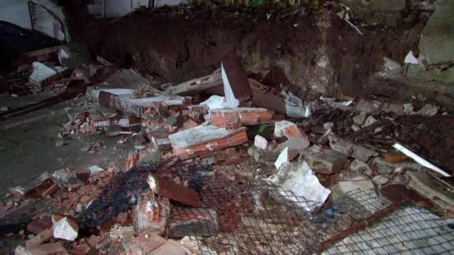 Üsküdar'da istinat duvarı çöktü, 4 otomobil zarar gördü