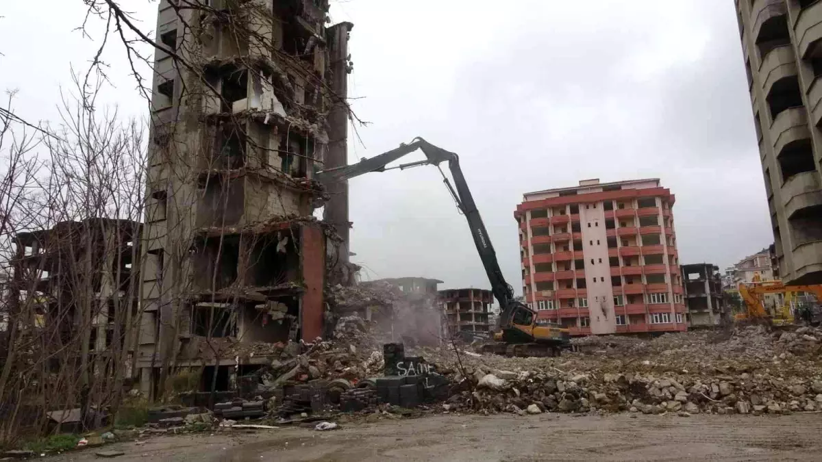 Kartal'da çevre güvenliğini tehdit eden metruk bina yıkıldı
