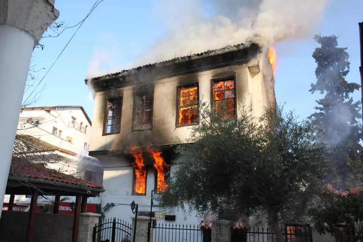 Kuşadası'nda çıkan yangında tarihi bina kullanılamaz hale geldi