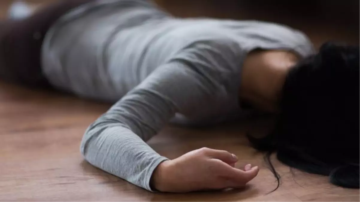 Девушки спят на полу. Человек под одеялом. Девушки спят на полу. Девушка грустит на кровати. Спящий на полу.