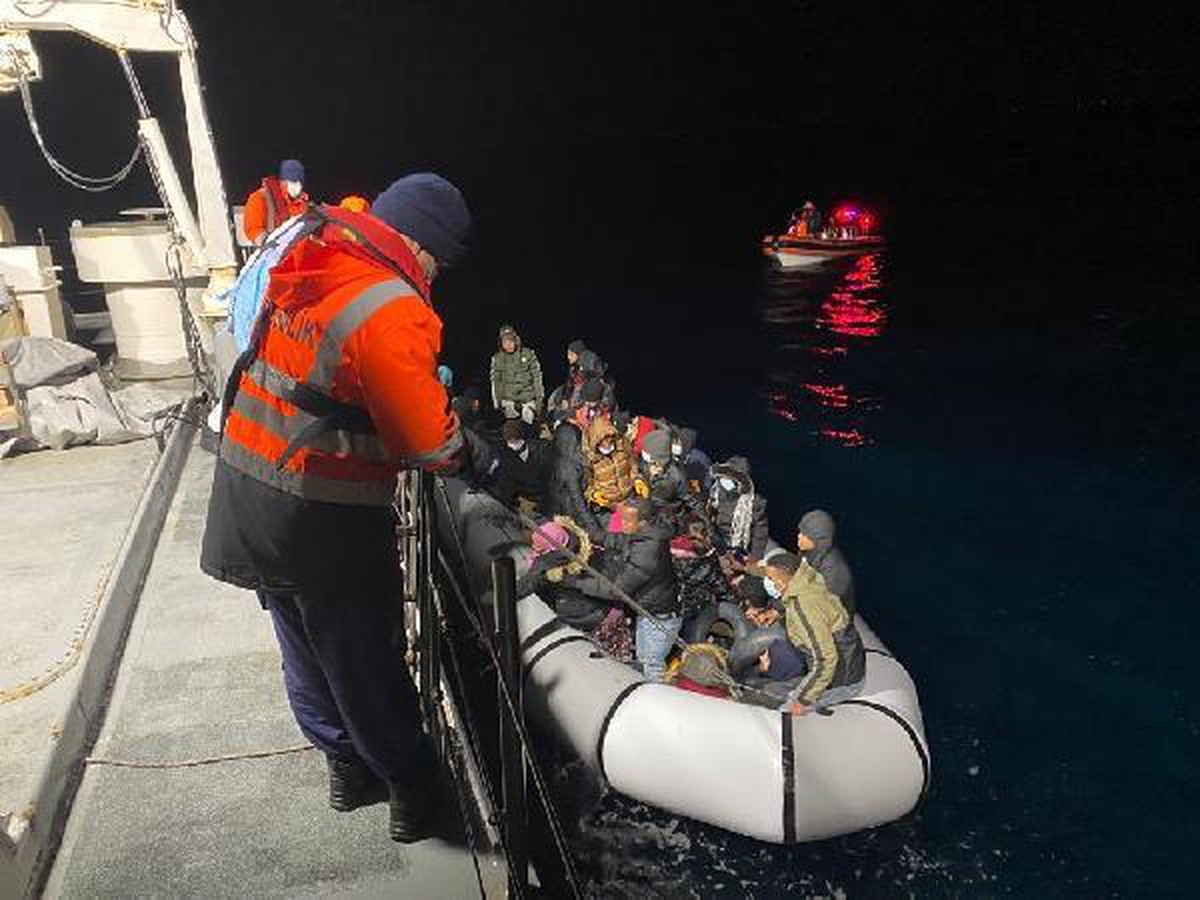 50 illegal immigrants caught off the coast of Izmir - Vimarsana News
