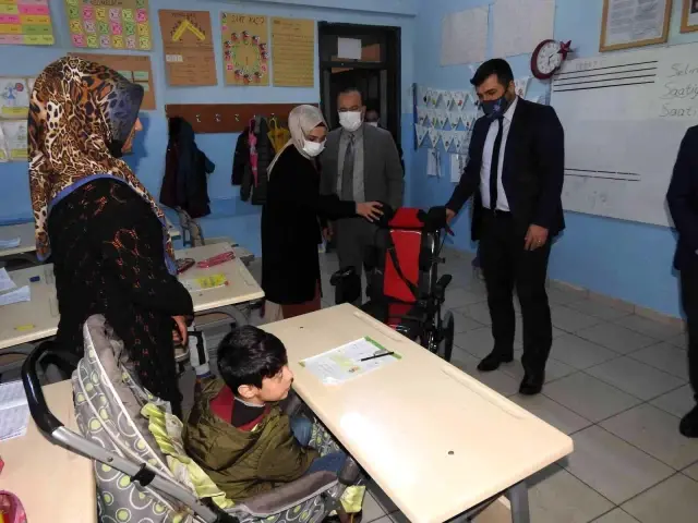 Bebek arabasıyla okula götürülen çocuğa Fatma Şahin sahip çıktı