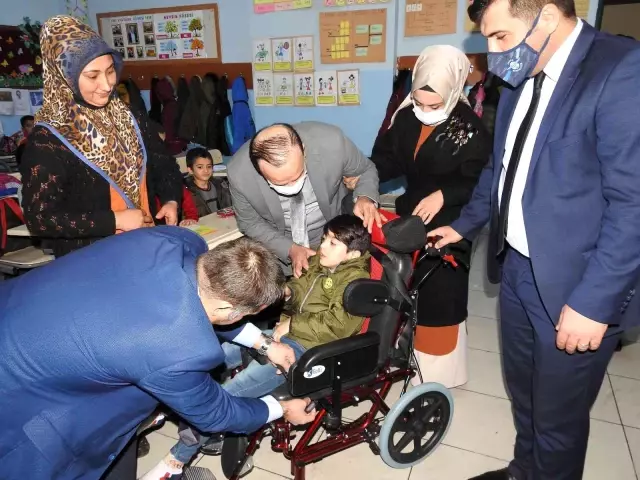 Bebek arabasıyla okula götürülen çocuğa Fatma Şahin sahip çıktı