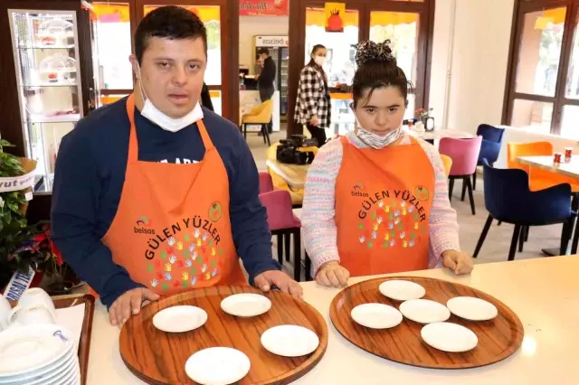 Bu kafeteryada yüzler hep gülüyor