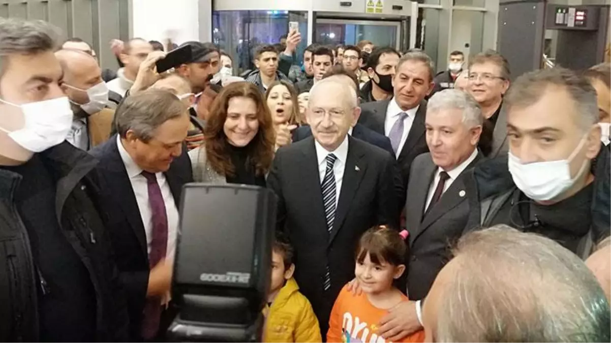CHP lideri Kılıçdaroğlu'na havaalanında partililerinden doğum günü sürprizi! Şaşkınlığı yüzüne yansıdı