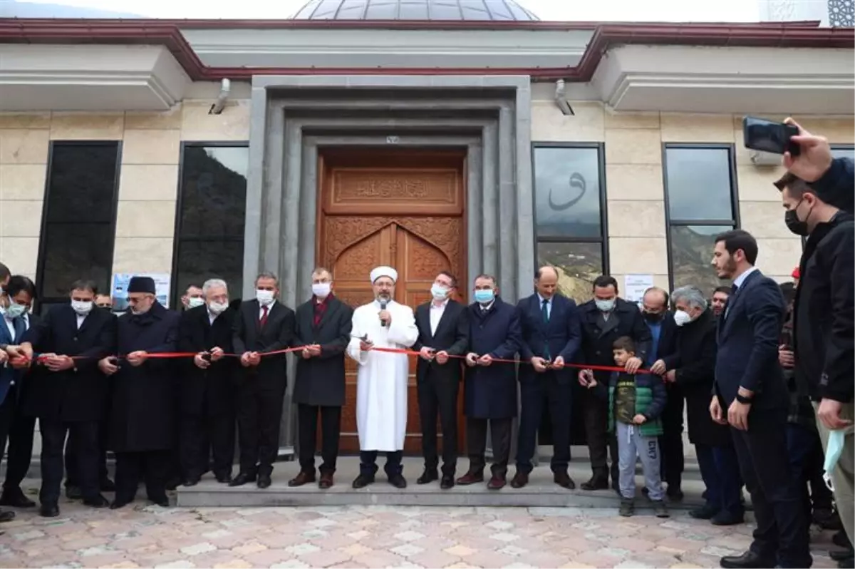 Diyanet İşleri Başkanı Erbaş, Şehitlik Köyü Yeni Camii'ni ibadete açtı
