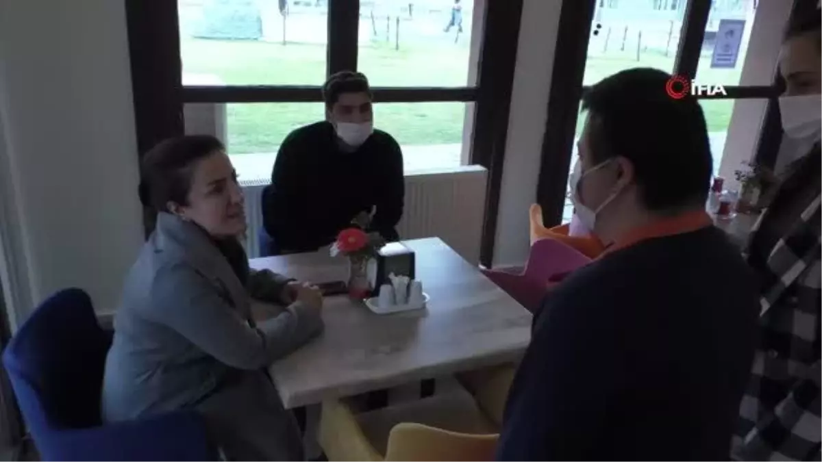 Down sendromlu gençlerin çalıştığı bu kafeteryada yüzler hep gülüyor