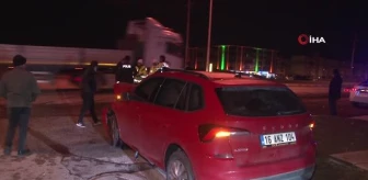 Erzincan'da otomobil ile minibüs çarpıştı: 2 yaralı