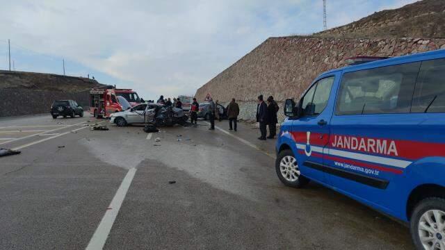 Gizli buzlanma can aldı! İki otomobilin çarpıştı kazada 2 kişi hayatını kaybetti, 5 yaralı var Gizli buzlanma can aldı! İki otomobilin çarpıştı kazada 2 kişi hayatını kaybetti, 5 yaralı var