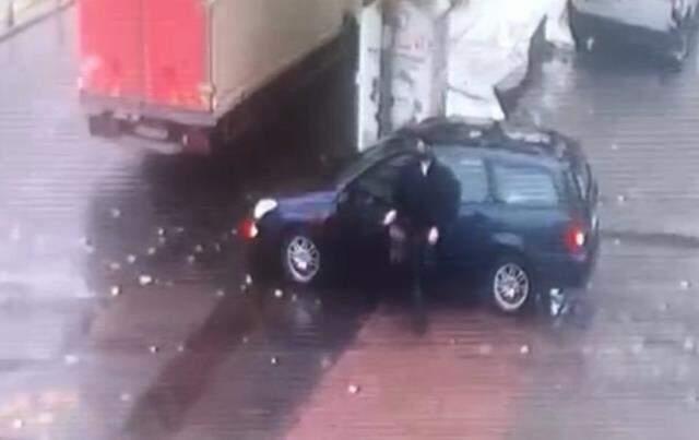 İstanbul'da güpegündüz oto hırsızlığı! Babası haberlerde gördüğü oğlunu yakalattı