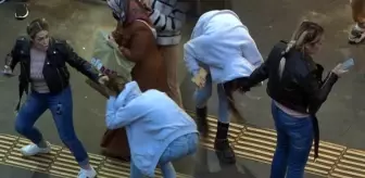 Görüntü Diyarbakır'dan! Öfkeli anne sokakta kızının saçına yapıştı: Yürü gidiyoruz