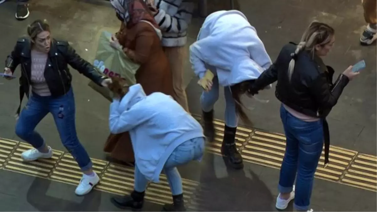 Görüntü Diyarbakır'dan! Öfkeli anne sokakta kızının saçına yapıştı: Yürü gidiyoruz