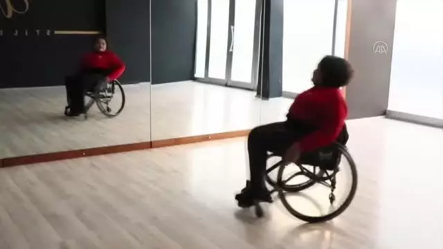 Bacaklarını kullanmadan da dans edilebileceğini öğrendiği günden beri dans ediyor