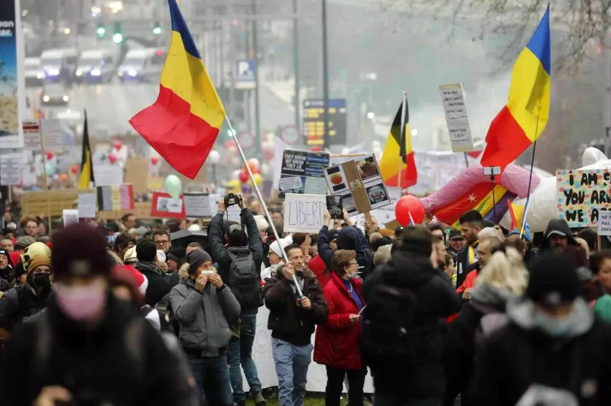 Бельгия в нато. Митинги в Брюсселе. Российский флаг на Украине. Митинг с русскими флагами. Протесты в Брюсселе.