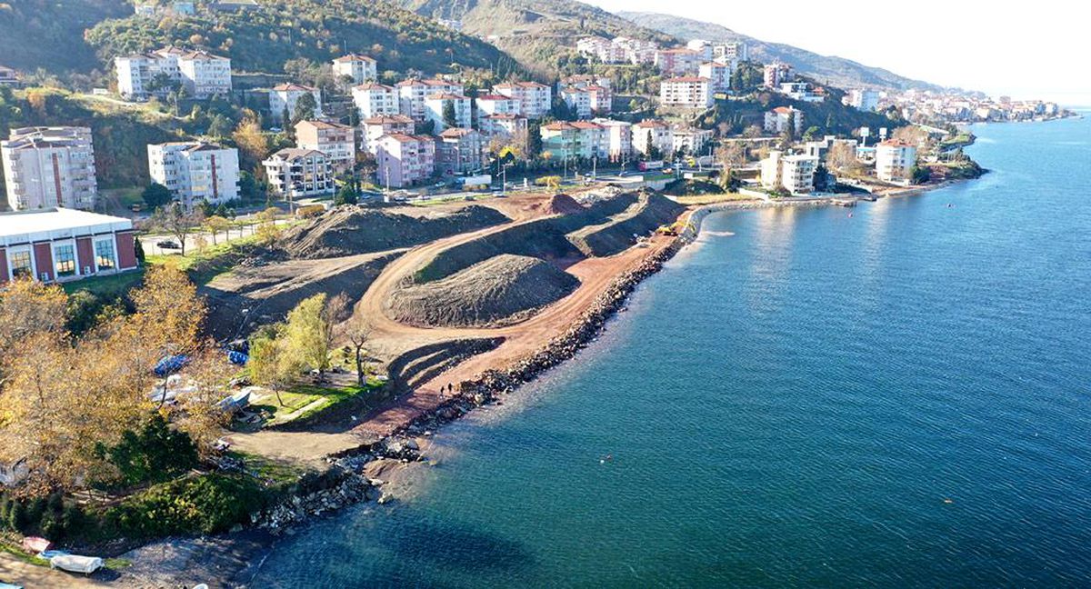 Gölcük Değirmendere - Halıdere sahil düzenlemesi devam ediyor