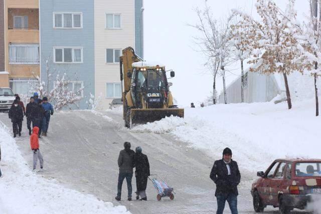 Kar ve tipi yurdun çoğu bölgesini esir aldı! İlk tatil haberi beyaza bürünen Konya'dan geldi