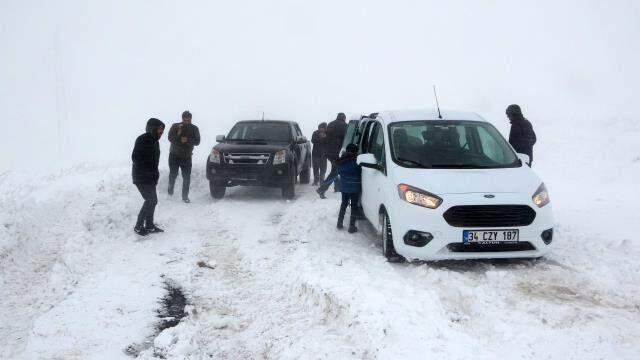 Kar ve tipi yurdun çoğu bölgesini esir aldı! İlk tatil haberi beyaza bürünen Konya'dan geldi