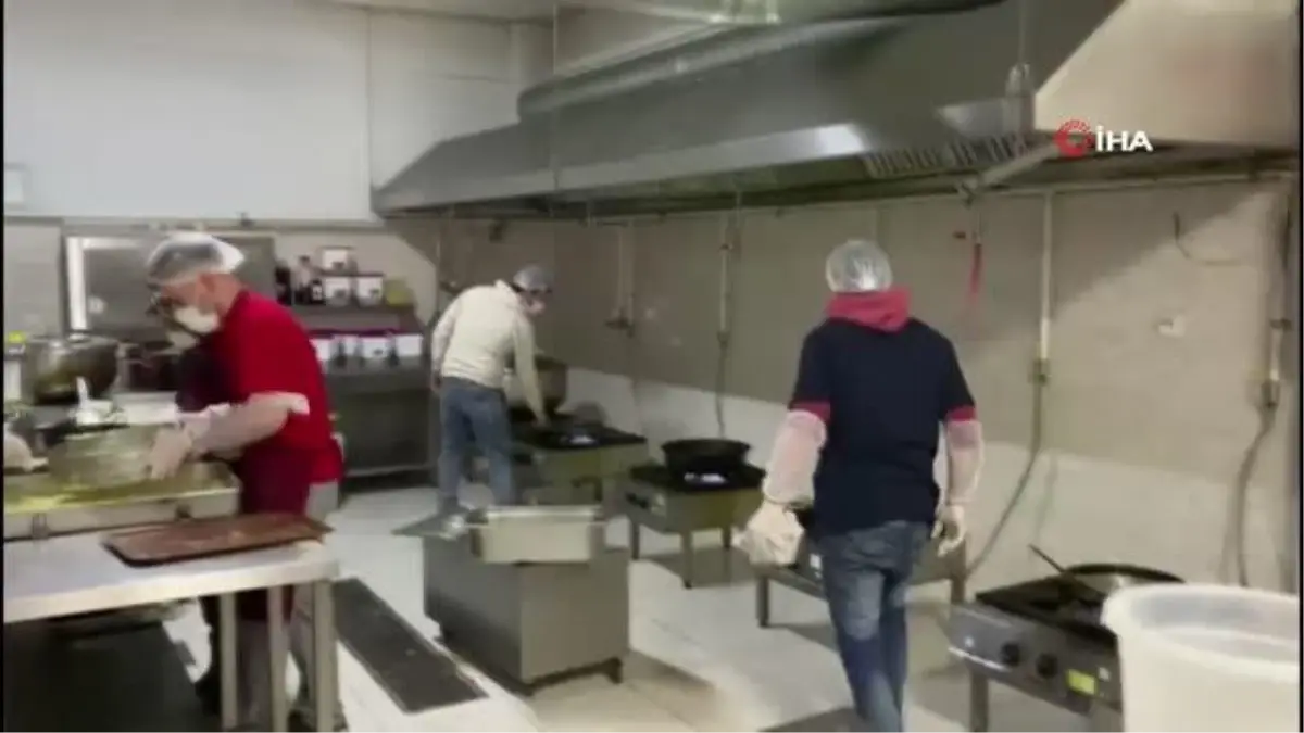 Manisa'da Trabzonsporlu taraftarlardan bir ton hamsi ikramı