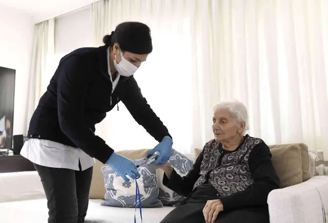 Muratpaşa'da hastaların bakımları evden çıkmadan yapılıyor