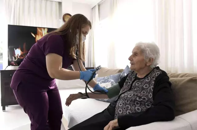 Muratpaşa'da hastaların bakımları evden çıkmadan yapılıyor