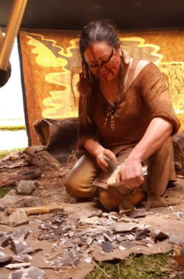 Orman kadınının yaptıkları tartışma yarattı! Yol kenarında bulduğu ölü hayvanları pişirip afiyetle yiyor Orman kadınının yaptıkları tartışma yarattı! Yol kenarında bulduğu ölü hayvanları pişirip afiyetle yiyor