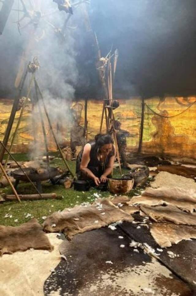 Orman kadınının yaptıkları tartışma yarattı! Yol kenarında bulduğu ölü hayvanları pişirip afiyetle yiyor Orman kadınının yaptıkları tartışma yarattı! Yol kenarında bulduğu ölü hayvanları pişirip afiyetle yiyor