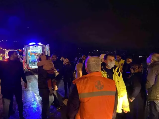 Son dakika haberi | TEM'de otobüs, tır ve otomobilin karıştığı kazada ortalık savaş alanına döndü: 2'si ağır 20 yaralı