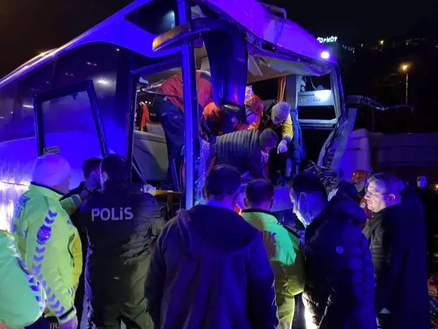 Son dakika haberi | TEM'de otobüs, tır ve otomobilin karıştığı kazada ortalık savaş alanına döndü: 2'si ağır 20 yaralı