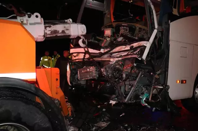 Son dakika haberi | TEM'de otobüs, tır ve otomobilin karıştığı kazada ortalık savaş alanına döndü: 2'si ağır 20 yaralı