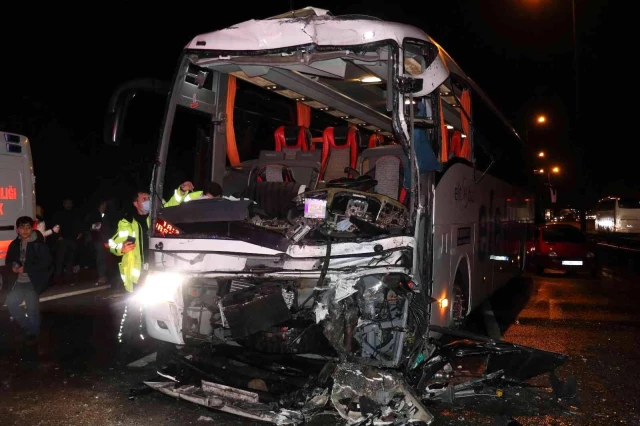 Son dakika haberi | TEM'de otobüs, tır ve otomobilin karıştığı kazada ortalık savaş alanına döndü: 2'si ağır 20 yaralı