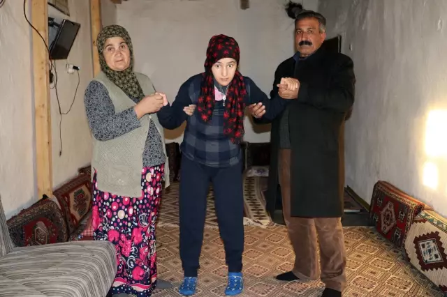 Huntington hastası genç kız tedavi olmak istiyor