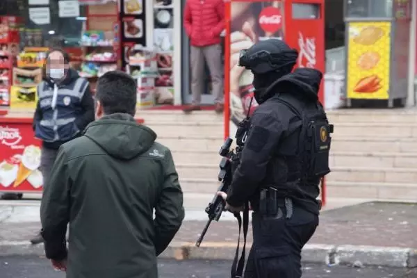 Polis karakoluna pompalı tüfekle girerek ateş açtı