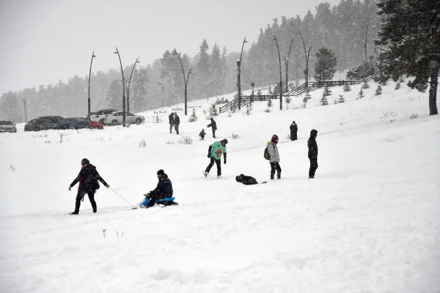 Kars'ta okulların tatil olmasını fırsata çeviren çocuklar kızak keyfi yaşadı